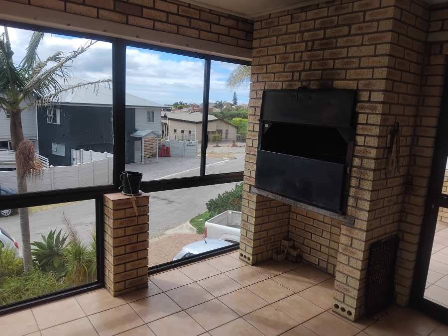 6 Bedroom Property for Sale in Wavecrest Eastern Cape